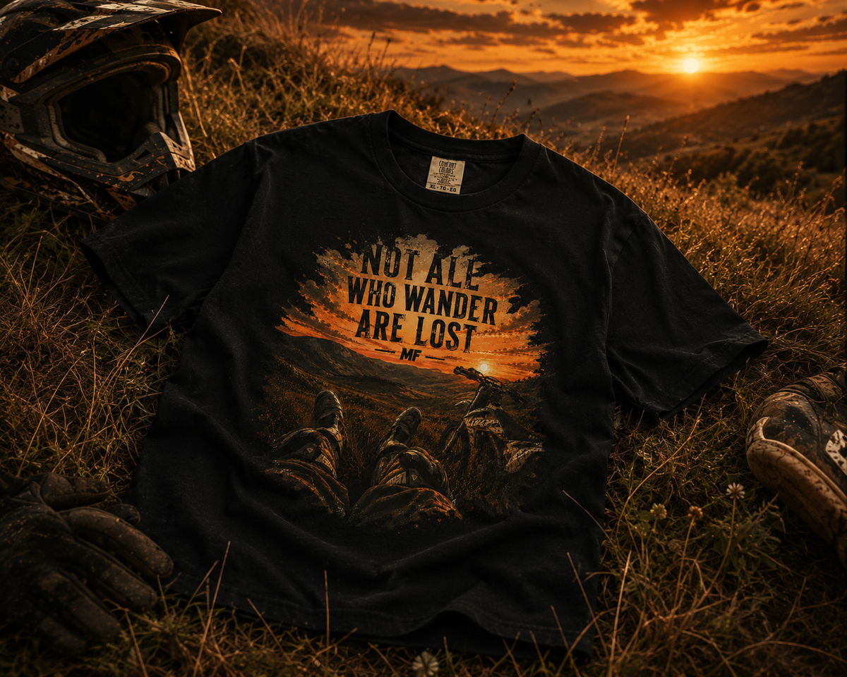 T-shirt « Not All Who Wander Are Lost » | T-shirt aventure moto au coucher du soleil