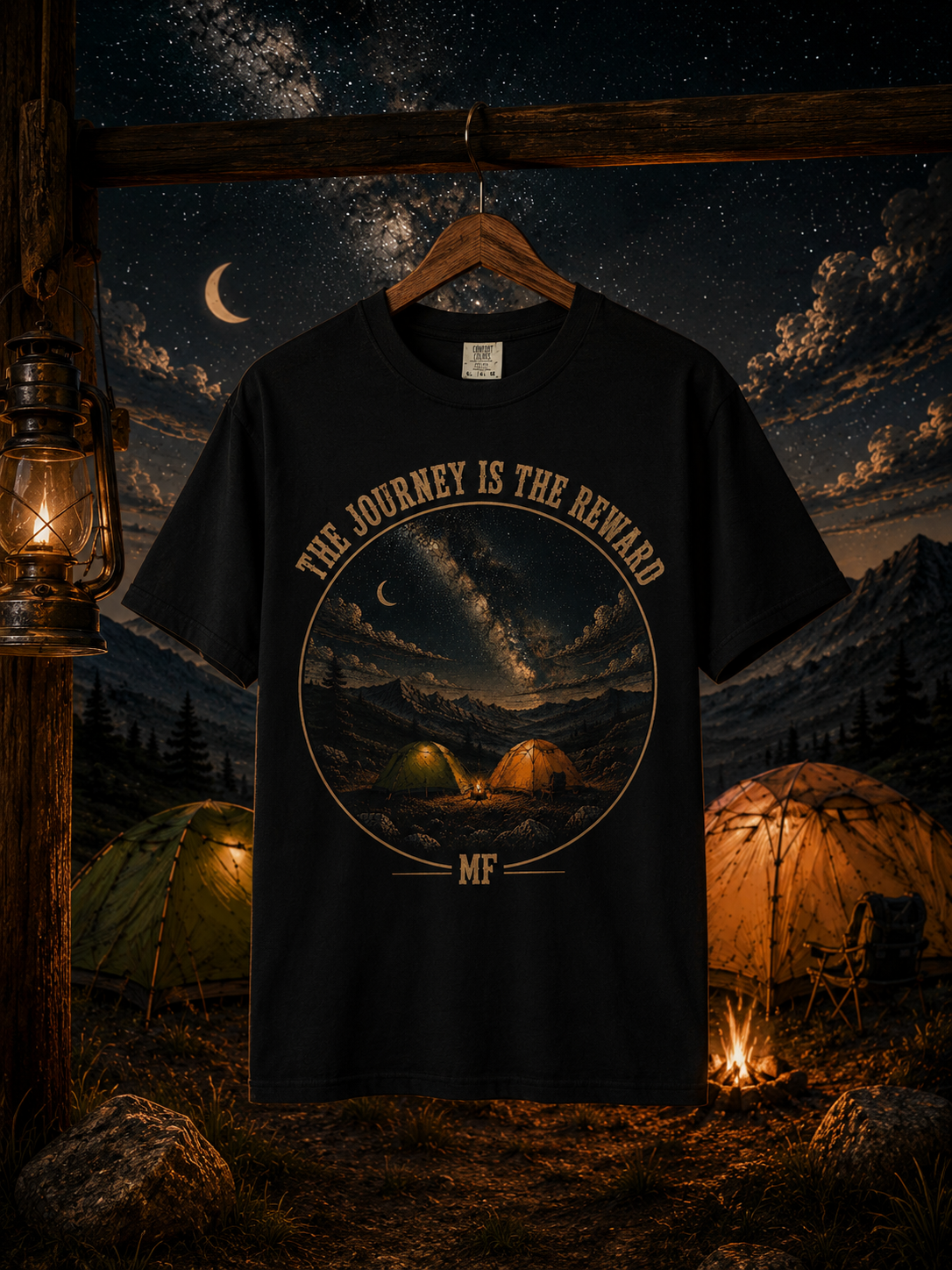 T-shirt de camping « Le voyage est la récompense » | T-shirt graphique montagne et ciel nocturne | Haut de randonnée aventure