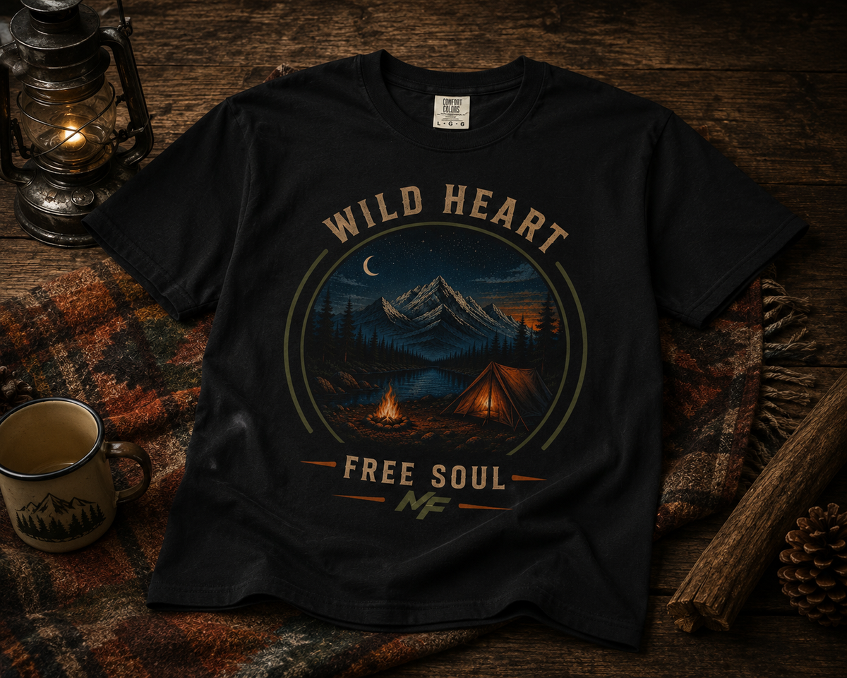 T-shirt de camping Wild Heart Free Soul | T-shirt graphique avec motif montagne, lac et feu de camp